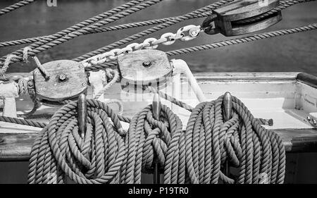 Schwarz/Weiß-Bild vom alten Segelboot Rigging. Stockfoto