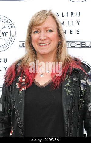 "Wellen der Liebe" Liebe Geldbeschaffer für einen Spaziergang auf dem Wasser surfen Therapie Organisation an der Annenberg Beach House mit: Susan Dynerr Wo: Los Angeles, Kalifornien, Vereinigte Staaten, wenn: 10. Mai 2018 Credit: Sheri Determan/WENN.com Stockfoto