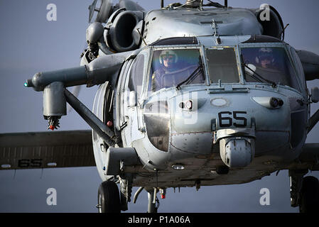 Atlantik (Okt. 2010) 1, 2016) - einem MH-60S Sea Hawk Hubschrauber, Hubschrauber Meer Combat Squadron, befestigt die 26 Ladegeräte, führt eine vertikale Auffüllung mit Trockenmassengut und Munition ship USNS Medgar Evers (T-AKE 13) und die Amphibious Assault ship USS Bataan (LL 5). Bataan ist derzeit im Gange, Durchführung von Schulungen für ihren bevorstehenden Einsatz. (U.S. Marine Foto von Petty Officer 1st Class Julie R. Matyascik/Freigegeben) Stockfoto