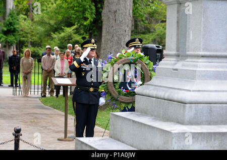 FREMONT, Ohio (2. Oktober 2016) - Brigadier General Stephen E. Strand, Links, stellvertretenden kommandierenden General, 88th World unterstützt den Befehl, und Kap. (Maj) Scott Hagen, stellvertretender Befehl Kaplan, 88th RSC, grüßen die Kranzniederlegung am Grab von Präsident Rutherford B. Hayes während einer Zeremonie zu Ehren der 19. Präsident in Fremont, Ohio, Oktober 2 platziert. Stockfoto