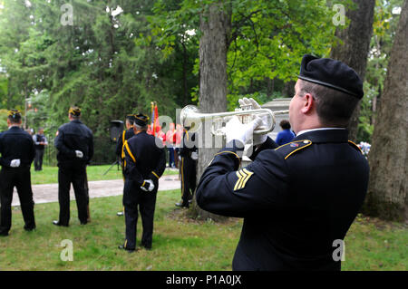 FREMONT, Ohio (2. Oktober 2016) - Spielen der Taps ist eine Tradition bei vielen militärischen Gedenkstätten. Hier, Sgt. Marty Maggart, Hornist, 338 Army Band, 88th World Support Command, spielt die traditionelle Song während der kranzniederlegung für Präsident Rutherford B. Hayes, der 19. Präsident der Vereinigten Staaten in Fremont, Ohio, Oktober 2. Stockfoto