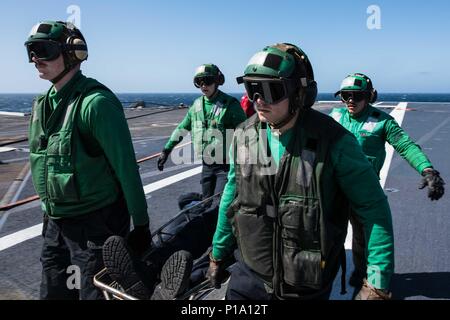 161002-N-EN247-015 Pazifik (2. Oktober 2016) Sanitätssoldaten Tragen ein Seemann mit einem simulierten Verletzungen während einer mass Casualty Drill auf USS John C. Stennis' (CVN-74) Flugdeck. John C. Stennis ist im Gange Kompetenz und Durchhaltefähigkeit Training durchführen. (Foto: U.S. Navy Seemann Alexander P. Akre / veröffentlicht) Stockfoto