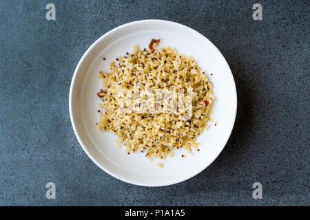 Gekochten Reis mit Bulgur Quinoa in der Platte bereit zu essen. /Bulgur für Pilav oder pilaw. Ökologische Lebensmittel. Stockfoto