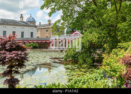 Chinese Pond und Haus in Woburn Abbey and Gardens, in der Nähe von Woburn, Bedfordshire, England Stockfoto