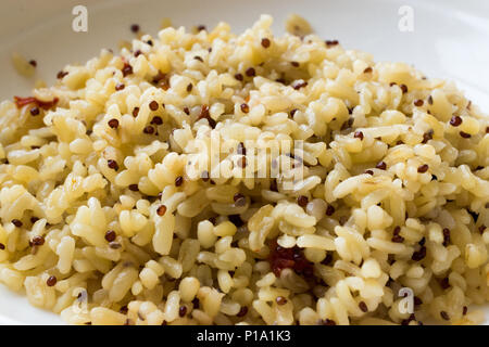 Gekochten Reis mit Bulgur Quinoa in der Platte bereit zu essen. /Bulgur für Pilav oder pilaw. Ökologische Lebensmittel. Stockfoto