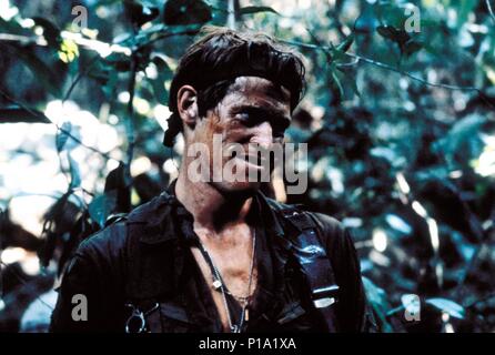 Original Film Titel: PLATOON. Englischer Titel: PLATOON. Regisseur: Oliver Stone. Jahr: 1986. Stars: Willem Dafoe. Quelle: ORION BILDER / Album Stockfoto