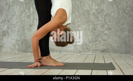 Seitenansicht Portrait von schönen Modell Übungen sun solutation Asana auf Grau mat Stockfoto