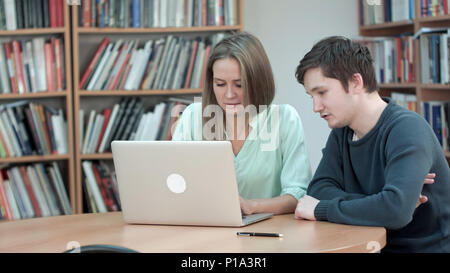 Zwei Studenten zusammen studieren mit Laptop Stockfoto