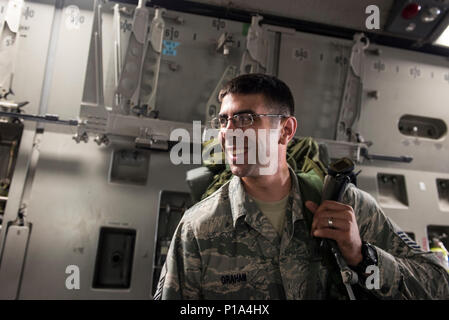 Master Sgt. Daniel Graham, 621St Contingency Response Squadron Air Traffic Controller Boards ein C-17 Globemaster III Joint Base Mc Guire-Dix - Lakehurst, New Jersey, Oktober 6, 2016. Graham ist einer von mehr als 30 Flieger, bestehend aus Befehl und Kontrolle, Flugplatz Bewertung, Antenne port, Flugzeugwartung, Contracting, und Sicherheitskräften, von der 621St Contingency Response Flügel bereitstellen zum Internationalen Flughafen von Port-au-Prince, Haiti, in Reaktion auf den Hurrikan Matthew. (Foto von einem 1C Zachary Martyn) Stockfoto