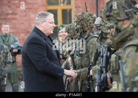 HELSINKI, Finnland (Okt. 2010) 6, 2016) stellvertretender Verteidigungsminister Bob Arbeit grüßt eine Finnische Streitkräfte Soldat in Helsinki, Finnland, Oktober 6, 2016. (DoD Foto von Marine Petty Officer 1st Class Tim D. Godbee) (freigegeben) Stockfoto