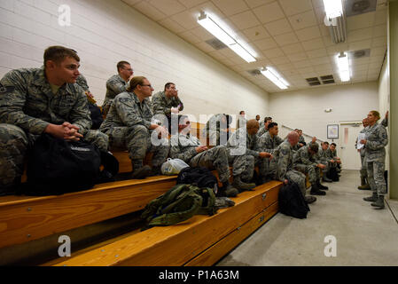 Master Sgt. Leslie Wagner (rechts), 4 Comptroller Squadron Finanzdienstleistungen Flug Chief, gibt einen kurzen zu Team Seymour Support bevor Sie in Barksdale Air Force Base in Louisiana als Vorsichtsmaßnahme wegen Hurricane Matthäus, Oktober 6, 2016, Messen an Seymour Johnson Air Force Base, North Carolina ab. Mehr als 40 F-15E Strike Eagles und sechs R KC-135 Stratotanker Flugzeuge wurden zu Barksdale Air Force Base in Louisiana neu positioniert potenzielle Schäden durch Unwetter verbunden mit Matthew zu vermeiden. (U.S. Air Force Foto von Airman Shawna L. Keyes) Stockfoto