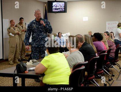 Naval Air Station Pensacola kommandierenden Offizier, Kapitän Christopher Martin, Adressen der Marinestation Guantánamo Bay Evakuierten während ein Town Hall Meeting. Rund 700 Ehepartner und Kinder wurden von der Insel Pensacola wegen Hurricane Matthew evakuiert. Matthäus war ein Hurrikan der Kategorie 4 mit einer maximalen nachhaltigen Windgeschwindigkeiten von 145 km/h und Böen von 170 km/h, wenn es Landfall auf NS-Guantanamo Bay gemacht. (U.S. Marine Foto von Petty Officer 1st Class Stacy D. Laseter/Freigegeben) Stockfoto