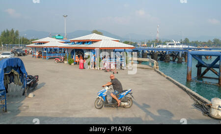 Die Passagiere in einem Hafen Ko Pha-ngan, Thailand Stockfoto