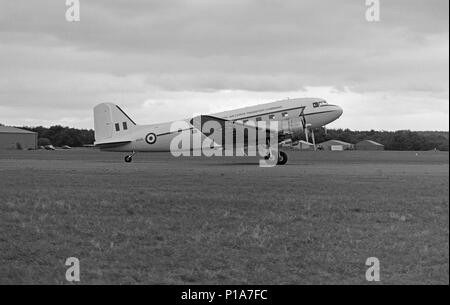 Eine Vintage-Schwarz-Weiß-Fotografie eines britischen Royal Air Force Transport Command Douglas DC-3 Dakota, oder C-47, Seriennummer KK116. Stockfoto