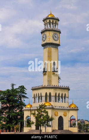 Old Clock Tower in Wunder Park, an der Küste des Schwarzen Meeres in Batumi, Georgien Stockfoto