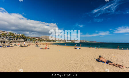 Die berühmten Strände von Teneriffa, Playa De Las Americas und Playa Del Camison an einem sonnigen Tag. Stockfoto