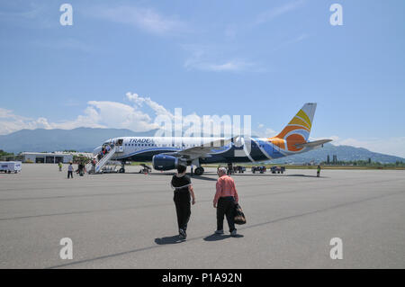 Die Fluggäste der Air Airbus A320-200 Batumi International Airport Stockfoto