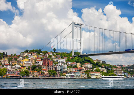 Türkei, Istanbul, Häuser unter Fatih Sultan Mehmet Brücke über den Bosporus Stockfoto