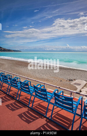 Schöne Stadt in Frankreich, den Strand und die Stühle auf der Promenade des Anglais am Mittelmeer, Côte d'Azur - Cote d'Azur Stockfoto