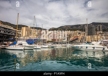 Monaco Fürstentum Skyline ab Port Hercule, Yachten und Segelboote auf Mittelmeer, Europa. Stockfoto