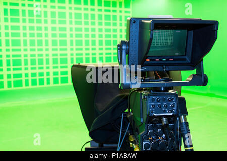 LCD-display Bildschirm auf einem High-Definition-TV-Kamera in einem Greenscreen-Studio. Stockfoto