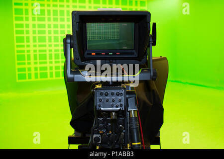 LCD-display Bildschirm auf einem High-Definition-TV-Kamera in einem Greenscreen-Studio. Stockfoto