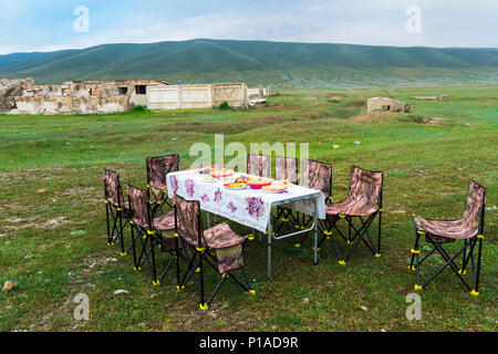 Mit Picknick in der Nähe der Straße nach Song Kol See, Provinz Naryn, Kirgisistan, Zentralasien Stockfoto