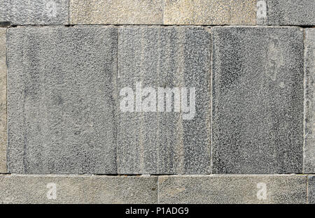 Dreckig außerhalb der Altstadt Terrasse aus Granit Fliesen. Bild von außen Bodenbeläge mit alten grauen mittelalterlichen Gehwegplatten in alten Europäischen mediterrane Stadtzentrum. Stockfoto