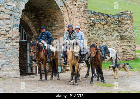 Reiter vor der Tash Rabat, XV Jahrhundert Karawanserei, Provinz Naryn, Kirgisistan Stockfoto