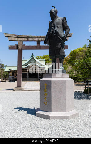 Bronzestatue von Toyotomi Hideyoshi außerhalb des Torii Tor und dem Eingang zum Schrein Hokoku auf dem Gelände der Burg von Osaka, Japan. Stockfoto