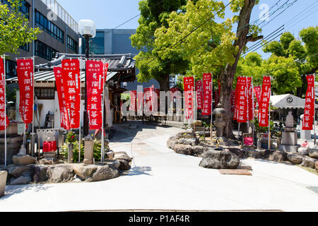 Red Gebetsfahnen und Schrift neben Shitennoji Jizou-Dou Tempel im Tempel Komplex, Osaka, Japan Stockfoto