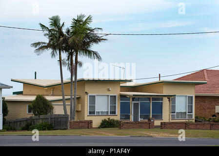 Ein Modernistisches, Schnittholz weatherboard verkleidet Home mit einem stählernen Schmetterling Dach und einer späteren geschlossenen zentralen Eintrag wahrscheinlich in den 50er oder 60er Jahren erbaut Stockfoto