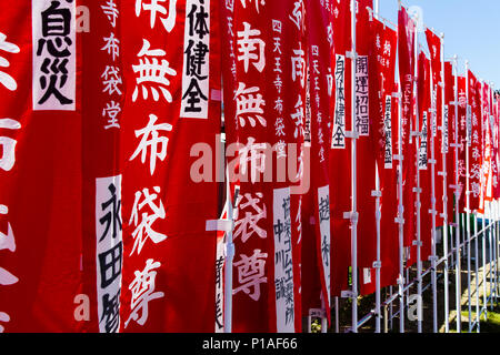 Red Gebetsfahnen und Schriften in der Shitennoji Tempel Komplex, Osaka, Japan Stockfoto