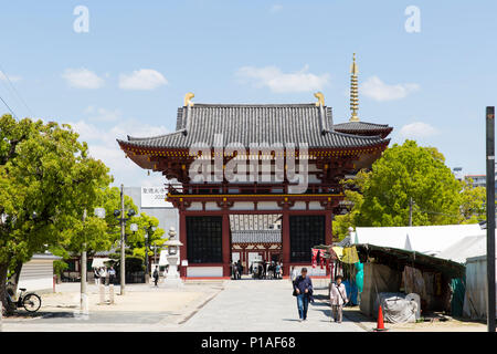 Der Great West Gate - gokuraku-mon-Kennzeichnung der Eingang zu Shitennoji Tempel in Osaka, Japan. Stockfoto