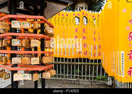 Holz- Ema Plaques und Gebetsfahnen im Yasaka Schrein, Kyoto, Japan. Stockfoto