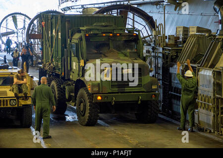 161005-N-WF 272-797 SUBIC BAY, Philippinen (Okt. 5, 2016) Marines, die Ladung zu bekämpfen, bewegen Fahrzeuge innerhalb einer Landing Craft air cushion (LCAC), zugeordnet zu den Naval Beach (NBU) 7, an Bord amphibisches Schiff USS BONHOMME RICHARD (LHD6) während der Philippinischen amphibische Landung Übung 33 (PHIBLEX). PHIBLEX 33 ist eine jährliche US-philippinische Militär bilaterale Übung, kombiniert amphibische Landung und Live-Fire Training mit humanitären civic Unterstützung, Interoperabilität zu stärken und die Zusammenarbeit. Bonhomme Richard, dem Flaggschiff der Bonhomme Richard Expeditionary Str Stockfoto