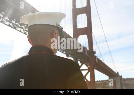 Ein US-Marine mans die Schienen an Bord der USS San Diego LPD (22), wie es unter der Golden Gate Brücke während der Parade der Schiffe in San Francisco Fleet Week, San Francisco, 7. Oktober 2016 überschreitet. Der Umzug war eine Demonstration der Navy, Coast Guard und Royal Canadian Navy Schiffe, wie sie unter der Golden Gate Bridge. San Francisco Fleet Week ist eine Veranstaltung, bei der Tausende von Marinesoldaten und Matrosen zu präsentieren und die Fähigkeiten des Navy-Marine Corps Team an die lokalen Bewohner kommen, und die Möglichkeit für die Mitglieder zu treffen und danken der Gemeinde für die Unterstützung. (U.S. Marine Corps Foto von L Stockfoto