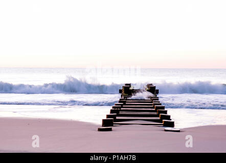 Strand morgen am Steg. Stockfoto