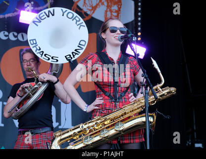 Die New York Brass Band am Wychwood Festival, Cheltenham, UK durchführen. Juni 2, 2018 Stockfoto