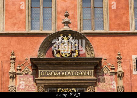 Alte Rathaus mit Hauptstadt des Reiches Inschrift, Prag Stockfoto