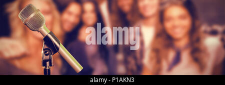 Zusammengesetztes Bild Nahaufnahme des Mikrofons Stockfoto