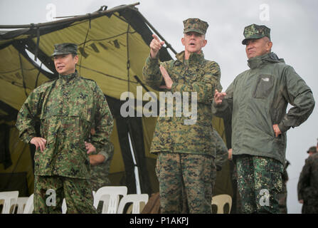 Us Marine Brig. General John Jansen (Mitte) zeigt in Richtung Angriff amphibischen Fahrzeugen bei Philippinischen amphibische Landung Übung 33 (PHIBLEX) auf Subic Bay, Philippinen, 7. Oktober 2016. Die rohrbelüfter reiste von Schiff als Teil eines bilateralen gewaltsamen Eindringen betrieb Demonstration zum Ufer. PHIBLEX ist eine jährliche US-philippinische Militär bilaterale Übung, amphibische Fähigkeiten und Live-Fire Training mit humanitären civic Unterstützung, Interoperabilität zu stärken und die Zusammenarbeit vereint. Jansen ist der kommandierende General von 3d Marine Expeditionary Brigade, III Marine Expedit Stockfoto