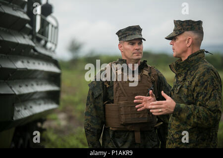 Brig. General John Jansen (rechts) spricht mit Oberstleutnant Brian Greene während einer gewaltsamen Eindringen betrieb Demonstration auf Subic Bay, Philippinen, 7. Oktober 2016. Die Demonstration war Teil der Philippinischen amphibische Landung Übung 33 (PHIBLEX). PHIBLEX ist eine jährliche US-philippinische Militär bilaterale Übung, amphibische Fähigkeiten und Live-Fire Training mit humanitären civic Unterstützung, Interoperabilität zu stärken und die Zusammenarbeit vereint. Jansen ist der kommandierende General von 3d Marine Expeditionary Brigade, III Marine Expeditionary Force. Greene ist der kommandierende Offizier der Ba Stockfoto