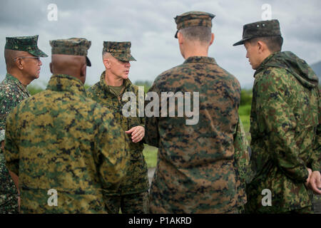 Us Marine Brig. General John Jansen bespricht das Konzept der gewaltsamen Eindringen in Subic Bay, Philippinen, 7. Oktober 2016, wie sie von US-amerikanischen und philippinischen Marines während der Philippinischen amphibische Landung Übung 33 (PHIBLEX) demonstriert. PHIBLEX ist eine jährliche US-philippinische Militär bilaterale Übung, amphibische Fähigkeiten und Live-Fire Training mit humanitären civic Unterstützung, Interoperabilität zu stärken und die Zusammenarbeit vereint. Jansen ist der kommandierende General von 3d Marine Expeditionary Brigade, III Marine Expeditionary Force. (U.S. Marine Corps Foto von Cpl. Steve Stockfoto