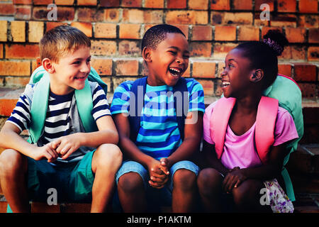 Glückliche Kinder sitzen auf Schritte Stockfoto