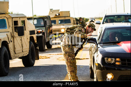 Flagler County, FL - ein Soldat von Alpha Company zweiten Bataillon 124 Infanterie Regiment gab Bewohner wichtige Informationen, um Ihnen zu helfen, sicher erneut ein der Sturm Bereich erfolgt auf Flagler County Küste Oktober 8th, 2016. Us-Armee Foto von Cadet Abby Fellows. Stockfoto