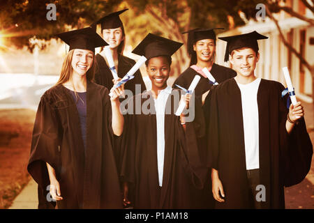 Portrait von graduate school Zicklein stehend mit Grad Scrollen im Campus Stockfoto