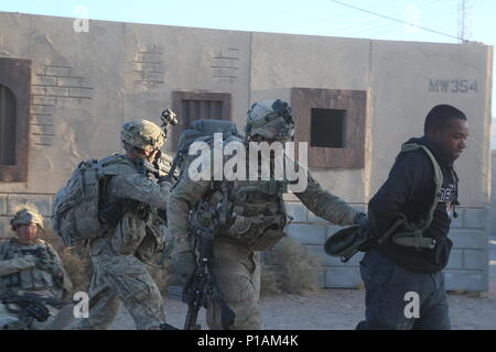 Us-Soldaten in den 2 Bataillon zugeordnet, 7 Golgatha Regiment, suchen Sie nach einem aufständischen Feuern aus einer erhöhten Position kämpfen, während der entscheidende Maßnahmen Rotation 17-01 an der National Training Center, Fort Irwin, Calif., Okt. 4, 2016. Entscheidende Maßnahmen Rotationen erzeugen eine realistische Umgebung, die die Funktionalität von Brigade Combat Teams vorbereiten, ähnlich ausgestatteten Gegenkräfte Tests. (U.S. Armee Foto von Sgt. Ernesto Gonzalez, Operations, National Training Center) Stockfoto