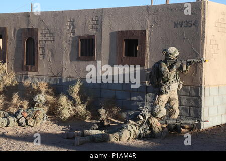 Us-Soldaten in den 2 Bataillon zugeordnet, 7 Golgatha Regiment, suchen Sie nach einem aufständischen Feuern aus einer erhöhten Position kämpfen, während der entscheidende Maßnahmen Rotation 17-01 an der National Training Center, Fort Irwin, Calif., Okt. 4, 2016. Entscheidende Maßnahmen Rotationen erzeugen eine realistische Umgebung, die die Funktionalität von Brigade Combat Teams vorbereiten, ähnlich ausgestatteten Gegenkräfte Tests. (U.S. Armee Foto von Sgt. Ernesto Gonzalez, Operations, National Training Center) Stockfoto