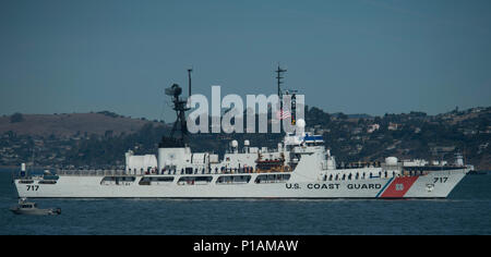 161007-N-LC 424-048 SAN FRANCISCO (Okt. 2010) 7, 2016) Hamilton-Klasse high endurance Cutter USCGC Mellon (WHEC717) die Durchfuhr der San Francisco Bay während der Teilnahme an einer Parade der Schiffe, während San Francisco Fleet Week. Flotte Woche bietet der Öffentlichkeit die Gelegenheit, Matrosen, Marines, und die Mitglieder der Küstenwache treffen und ein besseres Verständnis davon, wie Meer Dienstleistungen der nationalen Verteidigung der Vereinigten Staaten und die Freiheit der Meere Unterstützung gewinnen. (U.S. Marine Foto von Seaman Tarra Gallagher/Freigegeben) Stockfoto